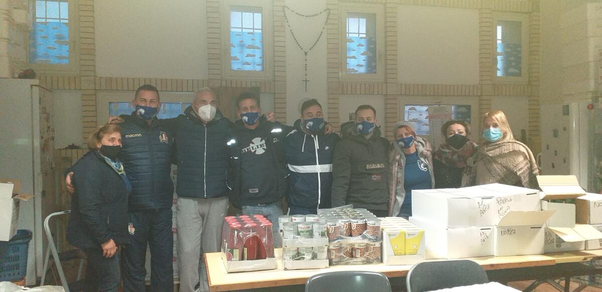 Colletta alimentare dell’Aprilia Rugby a favore della Caritas della parrocchia Spirito Santo di Aprilia. - 