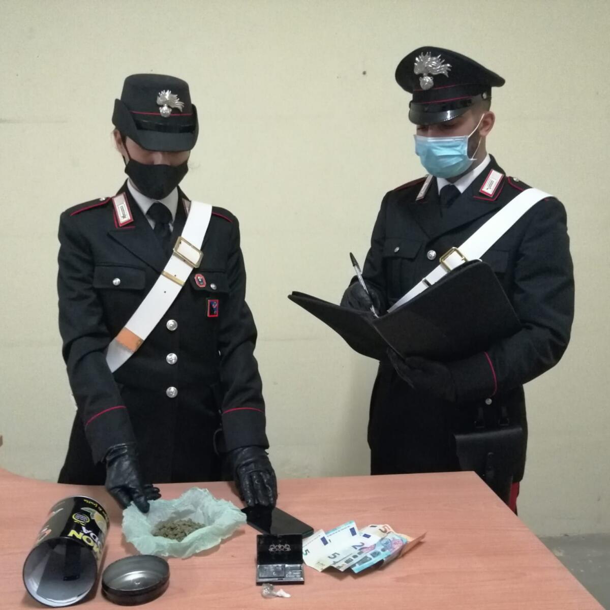 Nascondeva la droga e contanti in casa: 34enne pusher arrestato dai carabinieri a Torvaianica. - 