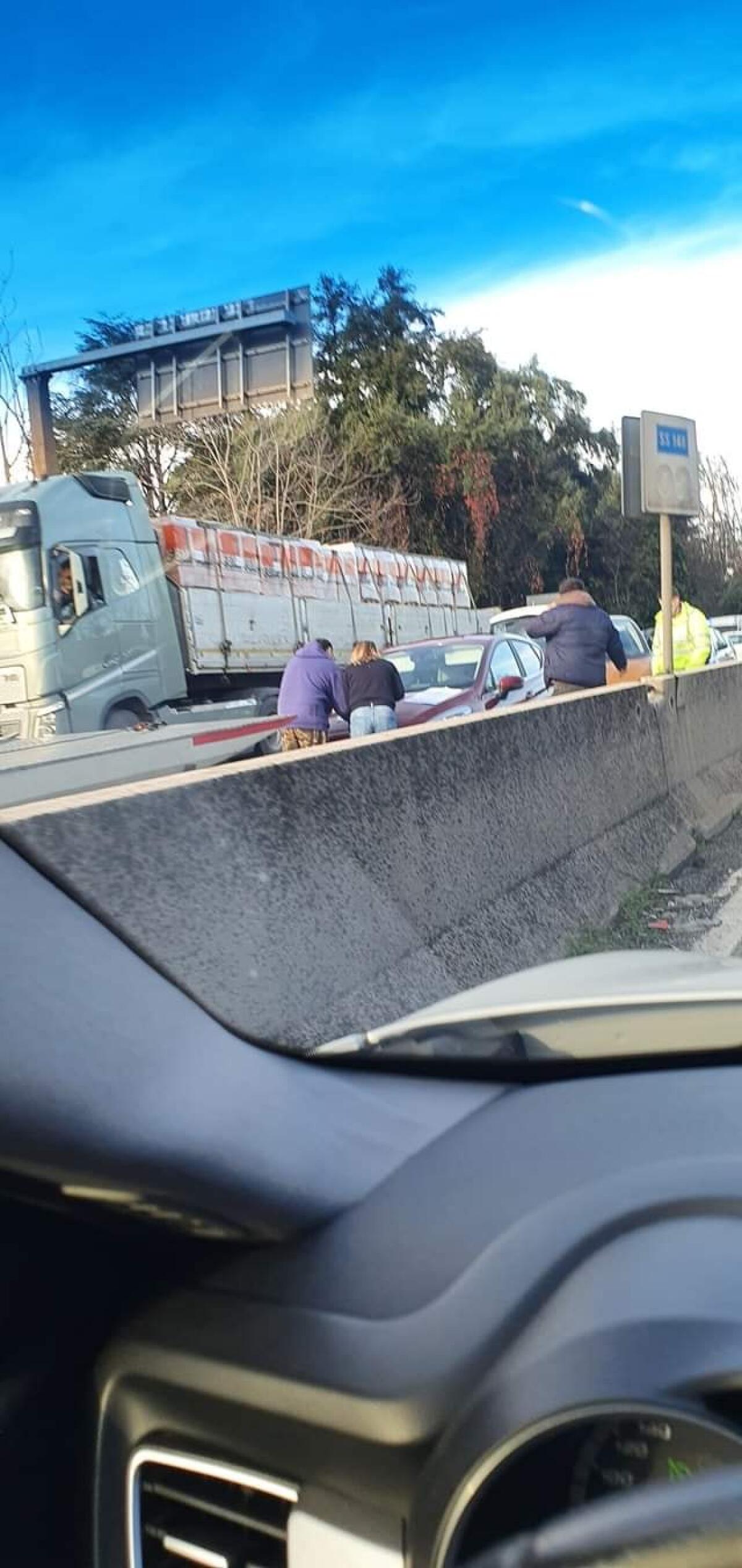 Incidente sulla Pontina e sul Gra, traffico bloccato anche sulla Laurentina - 