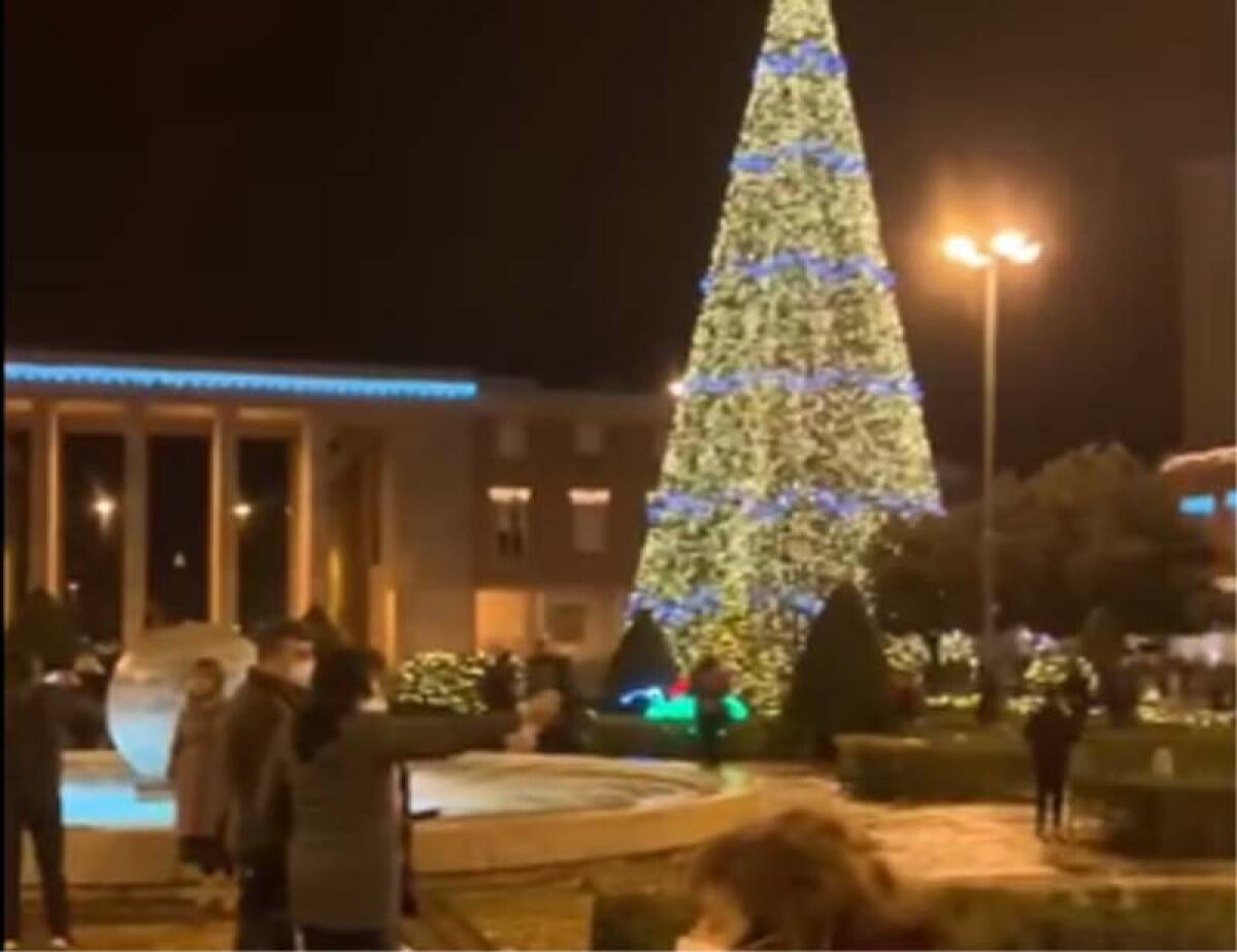 Luminarie di Natale spente a Latina la vigilia per ricordare le vittime del Covid-19 - 