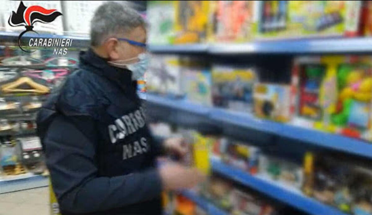 Luci natalizie e giocattoli senza marchio CE: sequestri dei Nas in tutta Italia. Blitz anche in due empori in provincia di Latina. - 
