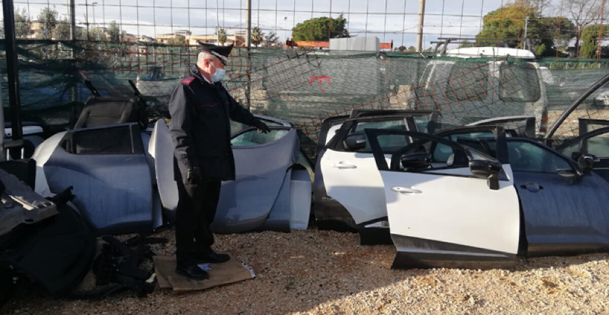 Scoperto dai Carabinieri di Aprilia un capannone con circa 300  pezzi di carrozzeria di auto rubate. Due denunce. - 