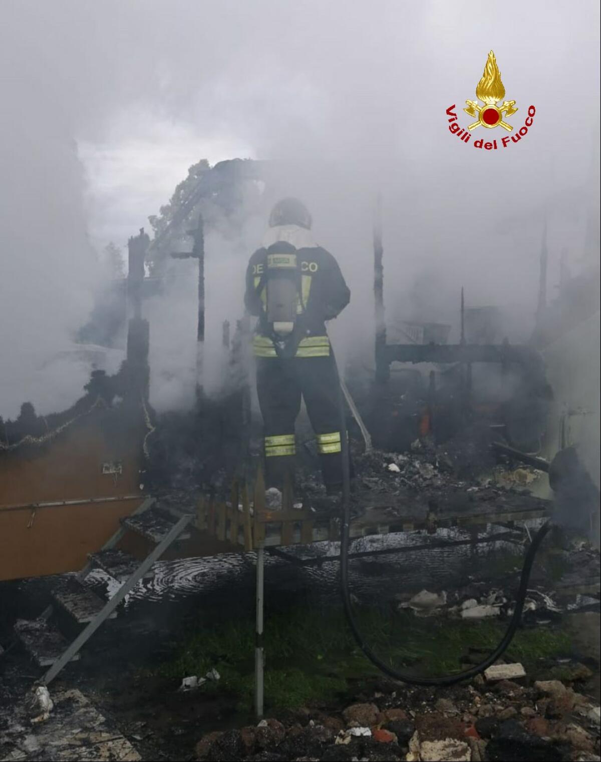 Caravan in fiamme ad Aprilia, intervengono i vigili del fuoco - 