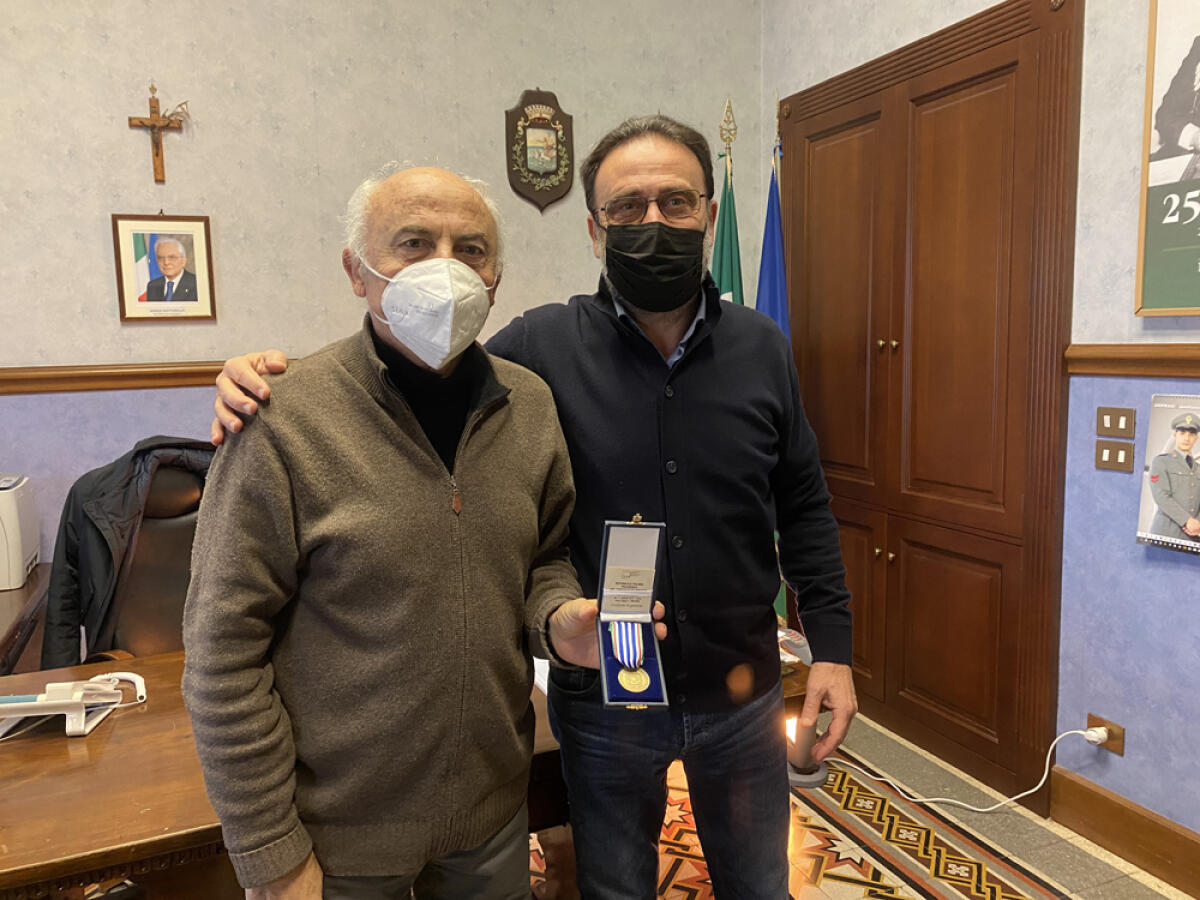 Deportazione nei campi di concentramento, medaglia d'onore a Enrico Conte. Il sindaco di Nettuno riceve il figlio Carlo - 