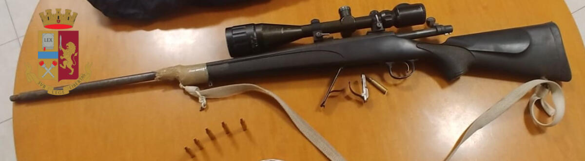 39enne di Albano arrestato dalla Polizia: in auto aveva un fucile munito di binocolo di precisione e silenziatore. - 