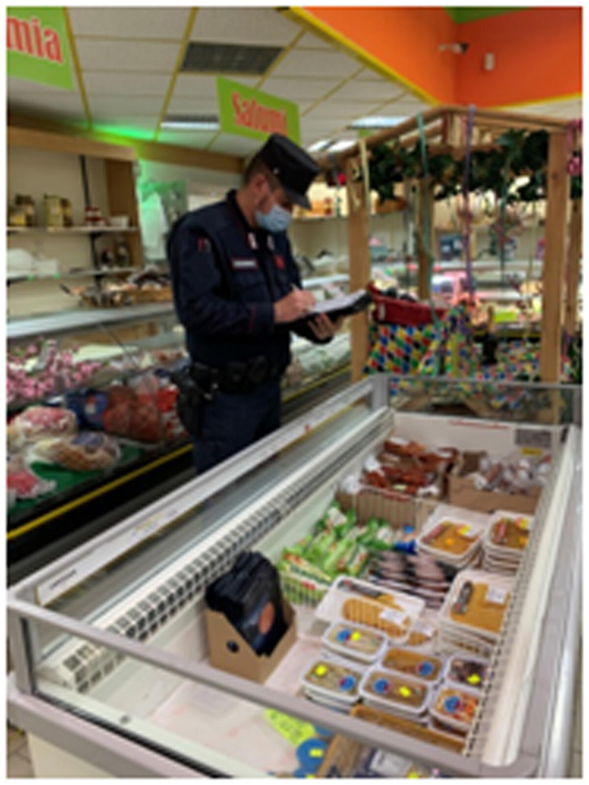 Prodotti senza etichette e privi di tracciabilità, controlli dei carabinieri in un supermercato di Aprilia - 