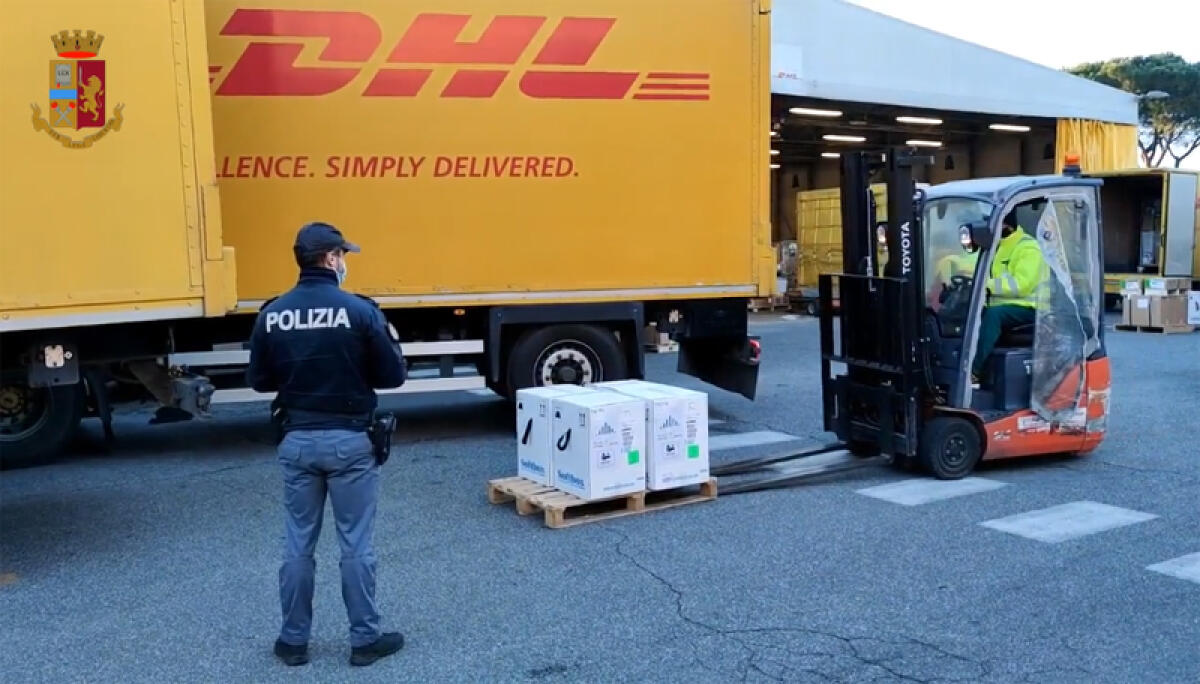 Ciampino, scortati dalla Polizia ulteriori lotti vaccinali, destinati alle strutture sanitarie del Lazio. - 