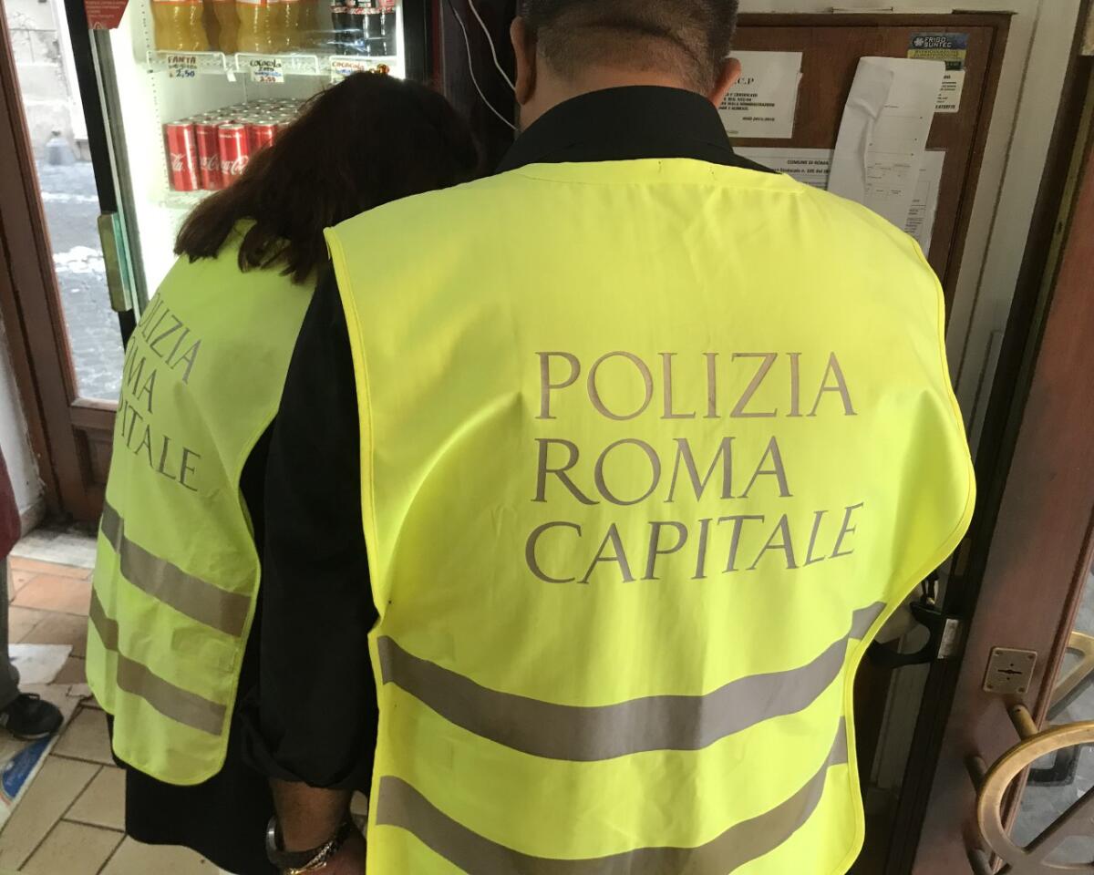 Preparazione abusiva di cibo per asporto all'interno di un chiosco adibito a vendita di abbigliamento, 12 mila euro di multa - 