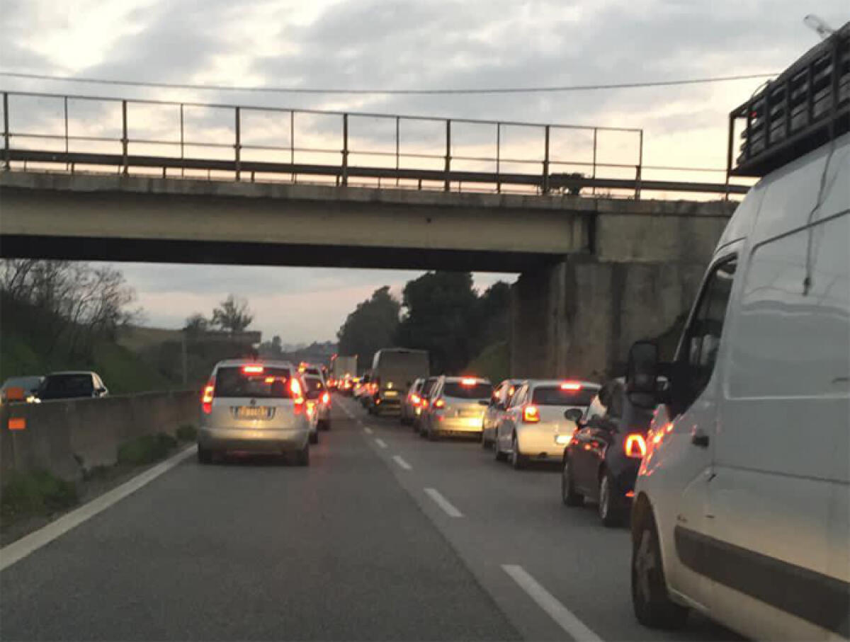 Code sulla Pontina, all’altezza di via dei Rutuli, per un incidente. - 