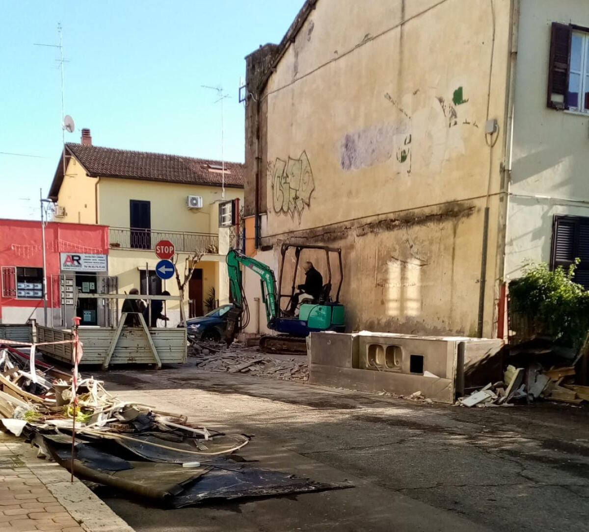 Aprilia - Abbattuto il chiosco del bar Malizia di vicolo dei Lauri - 