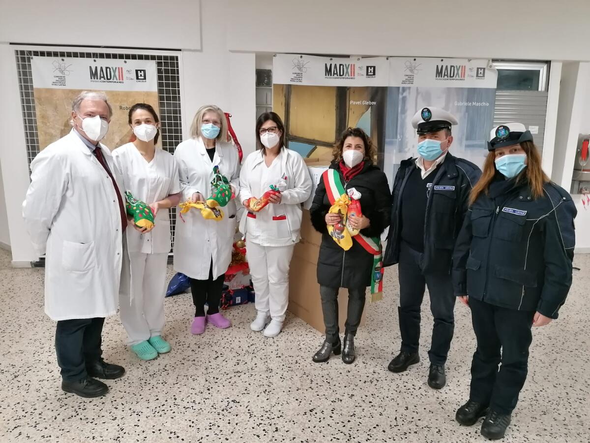 Calze dell’Epifania ai bambini delle scuole di Bassiano e del reparto pediatria del “Goretti” di Latina. Il Comune vicino alle famiglie. - 