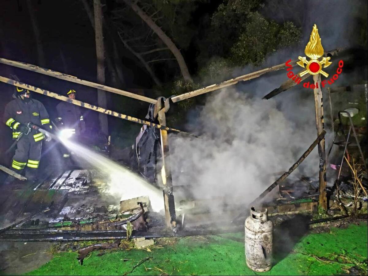 Fiamme in un capanno in legno a Salto di Fondi: esplode una bombola Gpl. - 