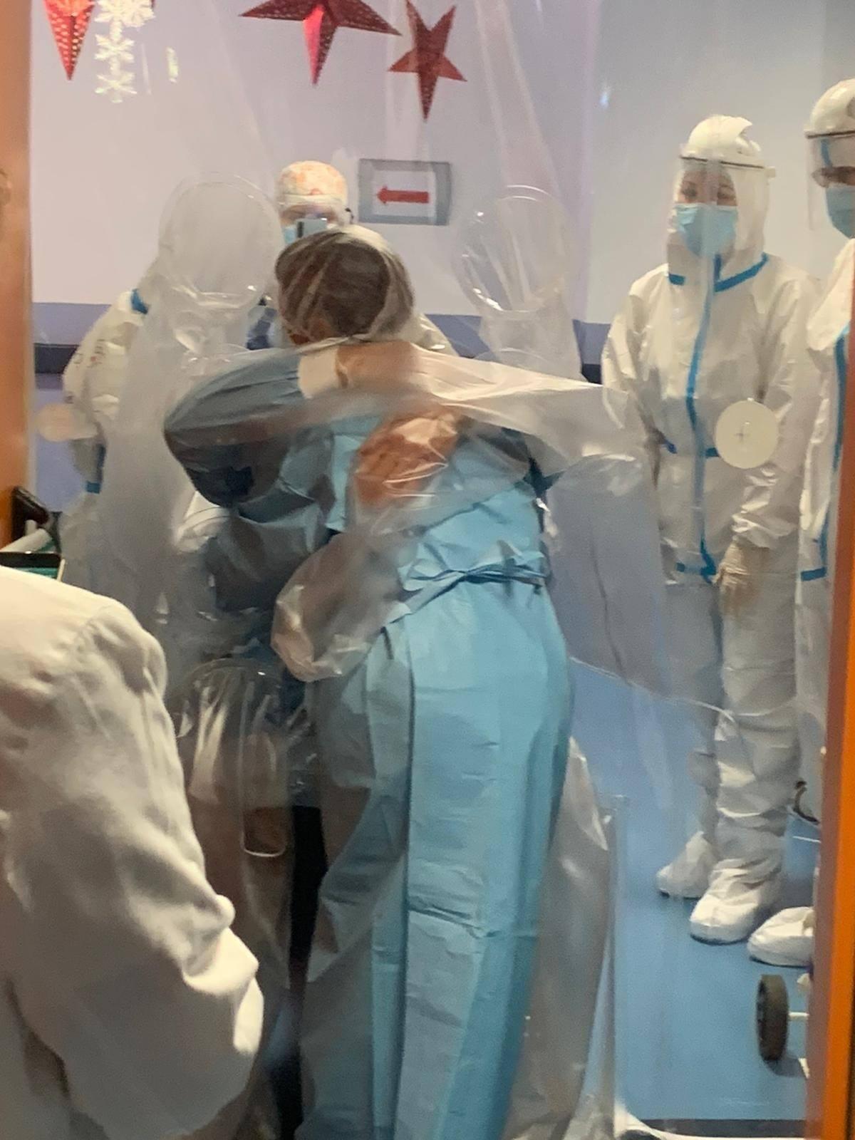 L'Assessore alla Sanità della Regione, D'Amato, questa mattina in visita all'Ospedale dei Castelli. Momento toccante alla "tenda degli abbracci". - 