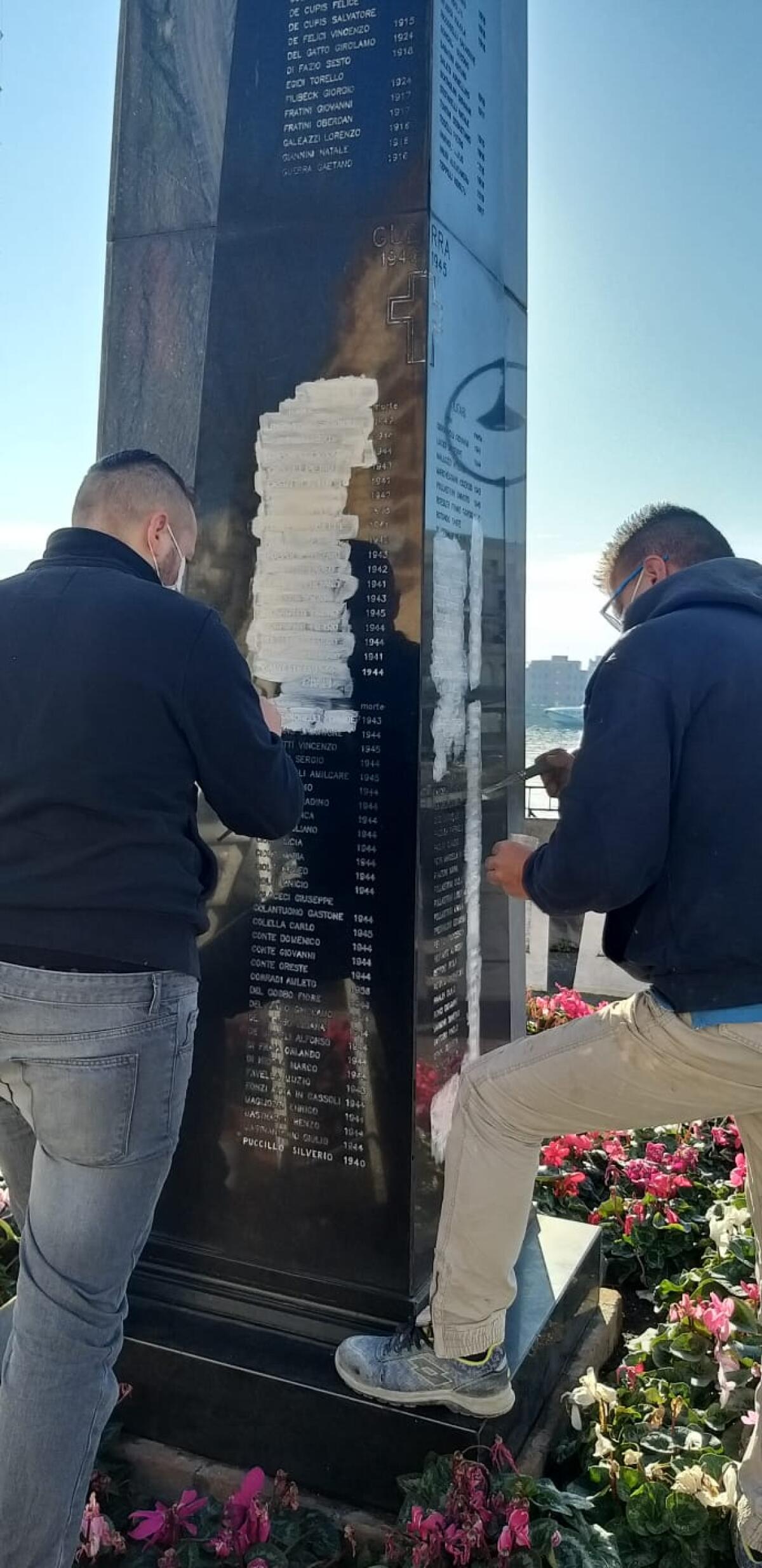 Sbarco di Anzio: in Piazza Garibaldi, al Monumento ai Caduti, in corso i lavori di restyling della stele - 