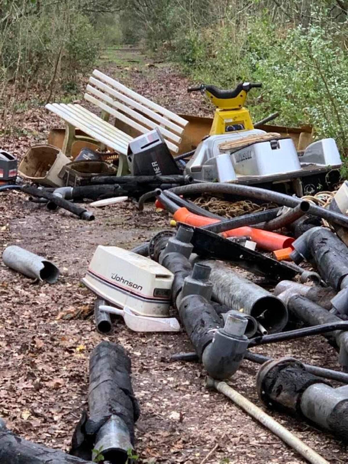 Rifiuti abbandonati tra la natura a Baia d'Argento, a Sabaudia: sopralluogo della polizia locale FOTO - 