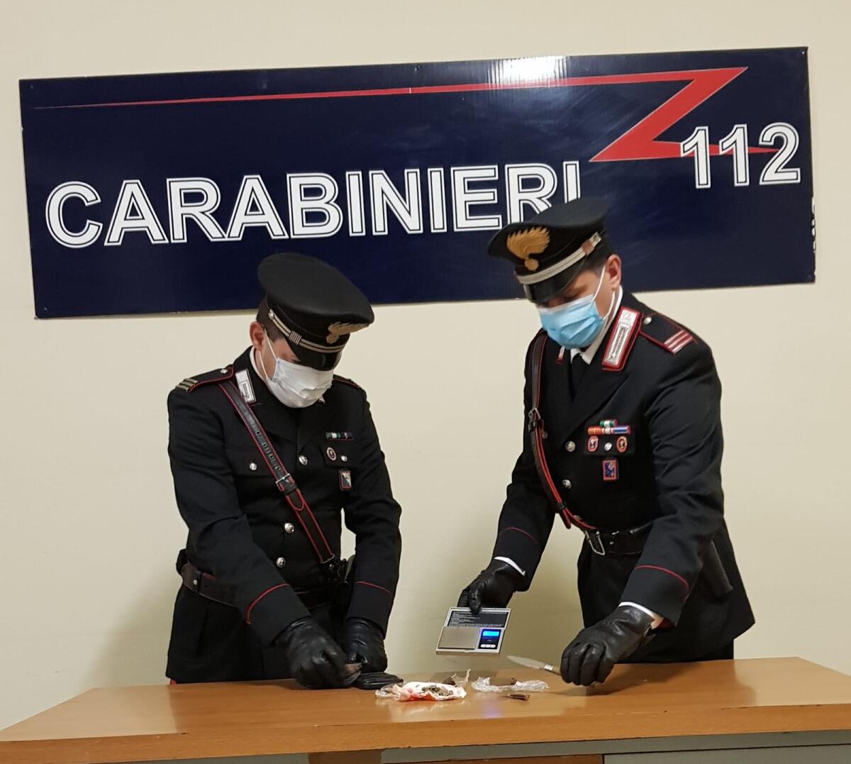 Trasportava hashish e marjiuana in bicicletta: i Carabinieri arrestano un pusher a Torvaianica. - 