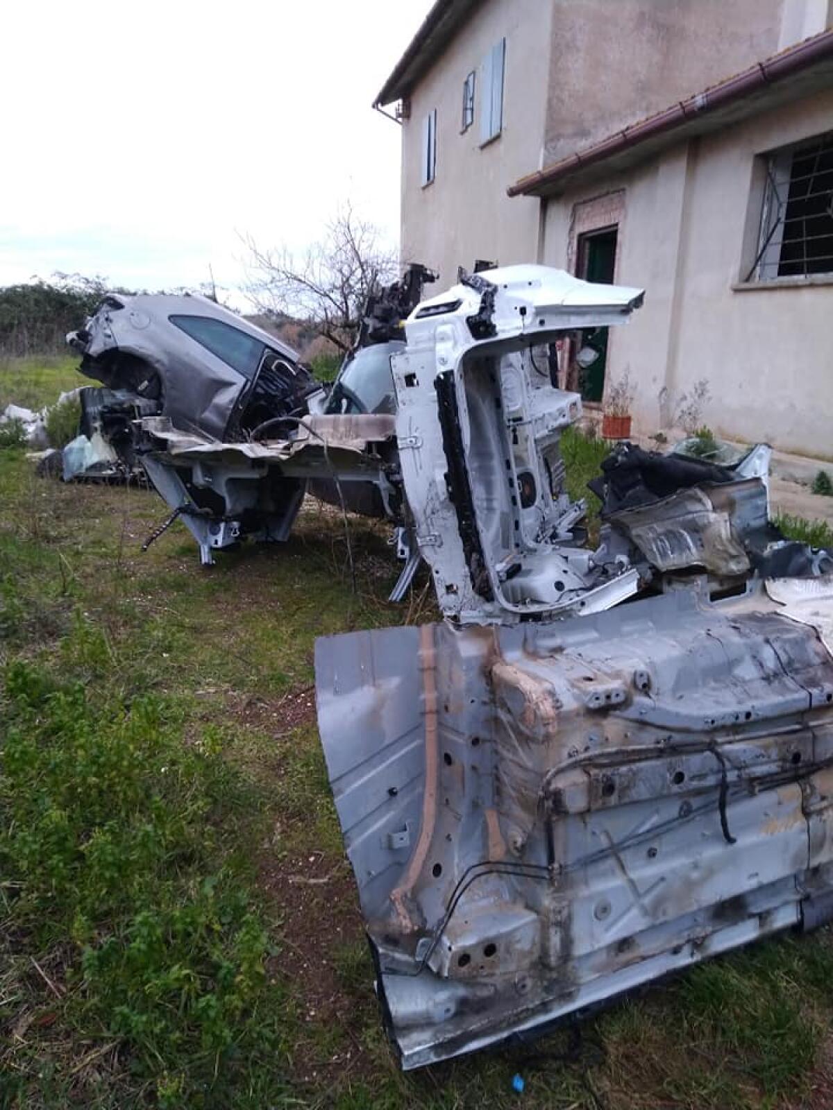 Carcasse di auto abbandonate in via del Tufello, ad Aprilia: la denuncia sui social. Le FOTO - 