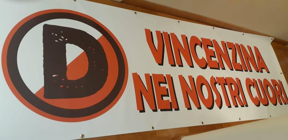 Le compagne di detenzione ricordano "Vincenzina" con uno striscione, sarà appeso durante le partite di calcio a 5 - 
