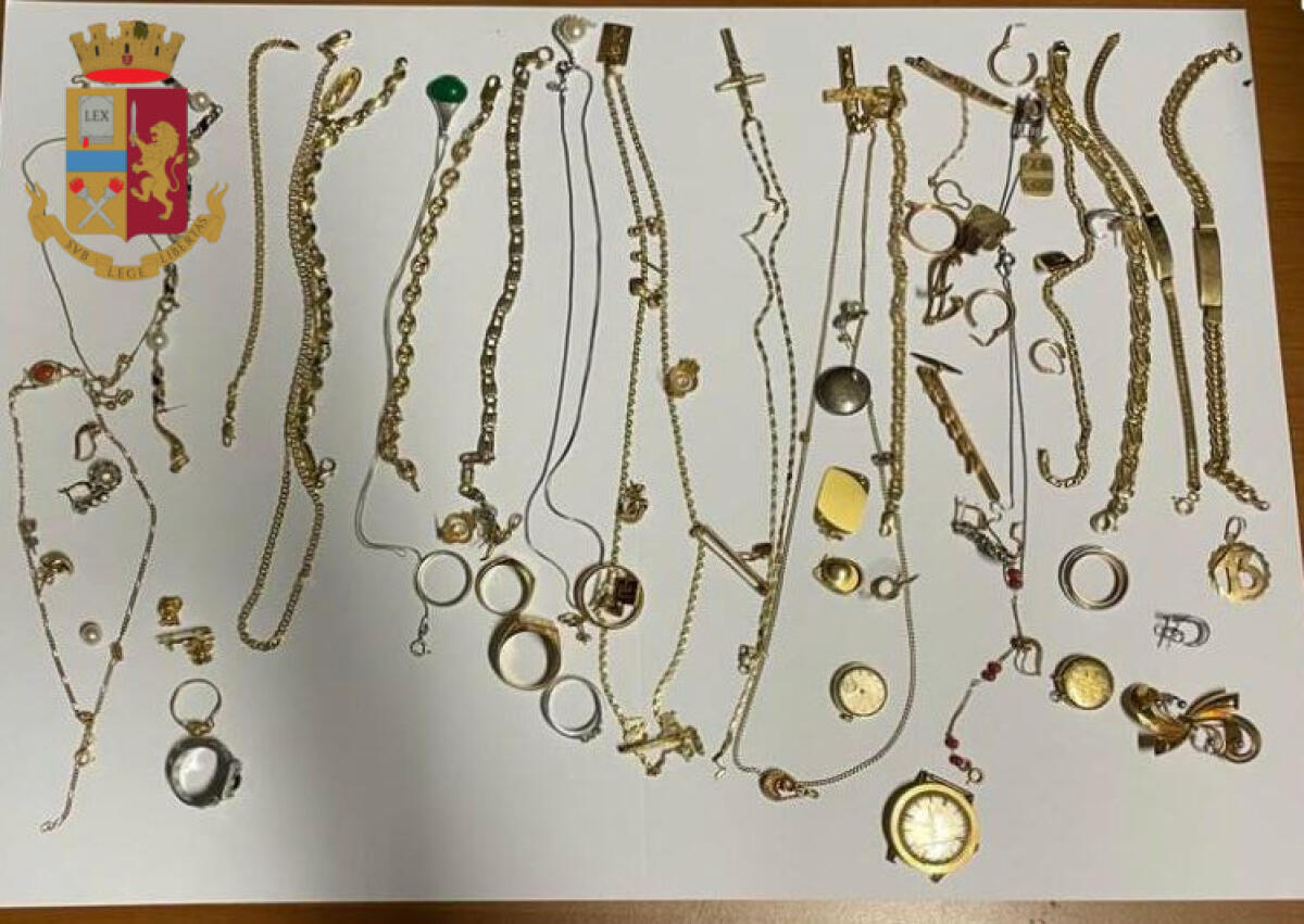 Avevano appena svaligiato una villetta nelle campagne di Velletri, portando via oro e preziosi: banda di ladri in manette. - 