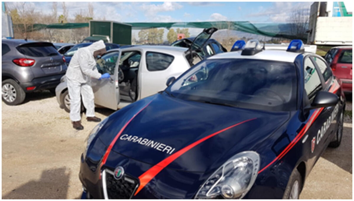 Latina, non si fermano all’alt e fuggono abbandonando un auto rubata - 