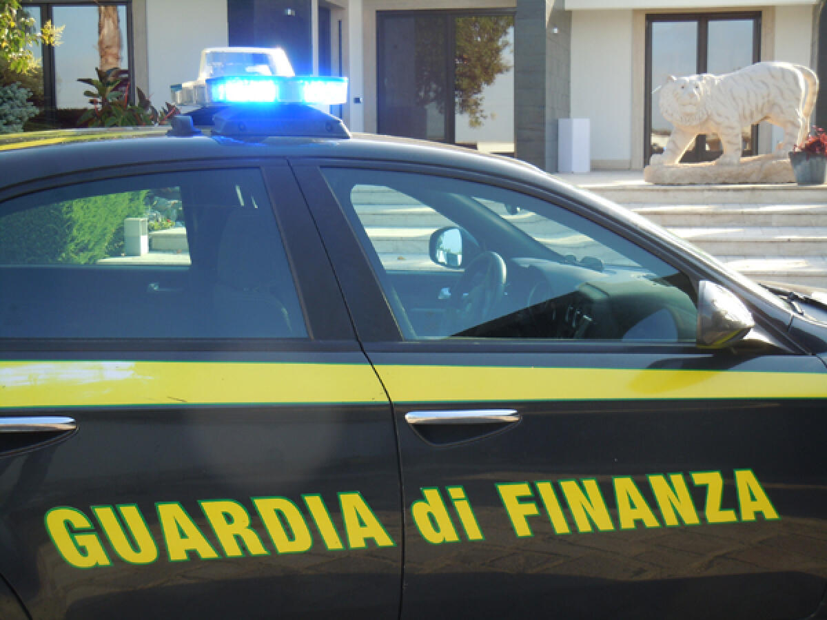 Scoperta dalla Finanza di Velletri, a Genzano, una “boutique del falso” in casa di un commerciante. - 