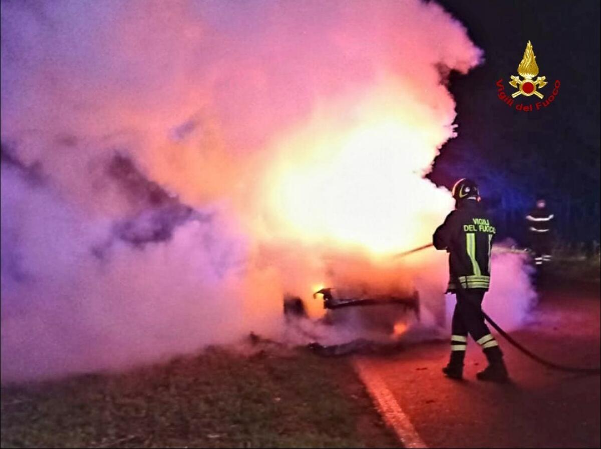 Auto in fiamme ieri sera in via Tivera, a Cisterna: le cause sarebbero accidentali. - 