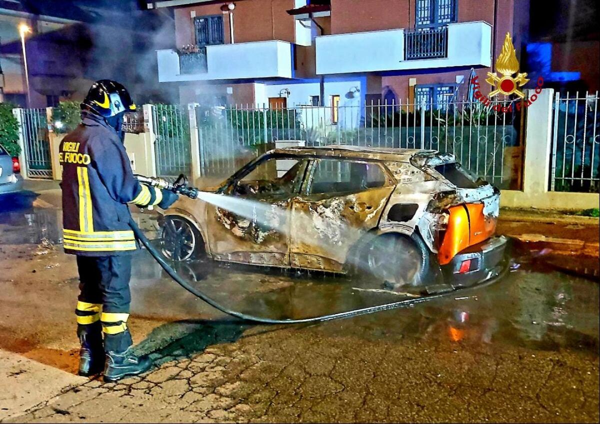 Auto in fiamme all’alba in via Giordano, a Latina.  Sul posto Vigili del Fuoco e Polizia. - 
