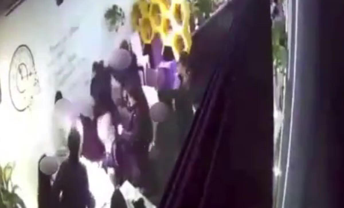 Furibonda lite in un pub di Latina: il Questore emette cinque “Daspo Willy” a carico di 4 ragazzi ed una ragazza. Il VIDEO. - 