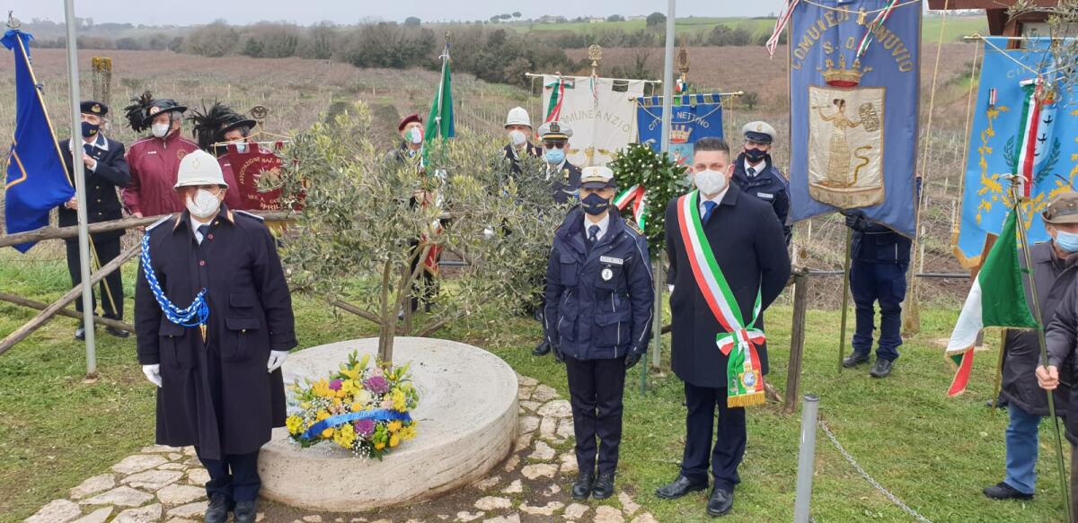 77° dello Sbarco di Anzio: questa mattina ad Aprilia la cerimonia in memoria dell'Ufficiale Britannico Eric Fletcher Waters. - 