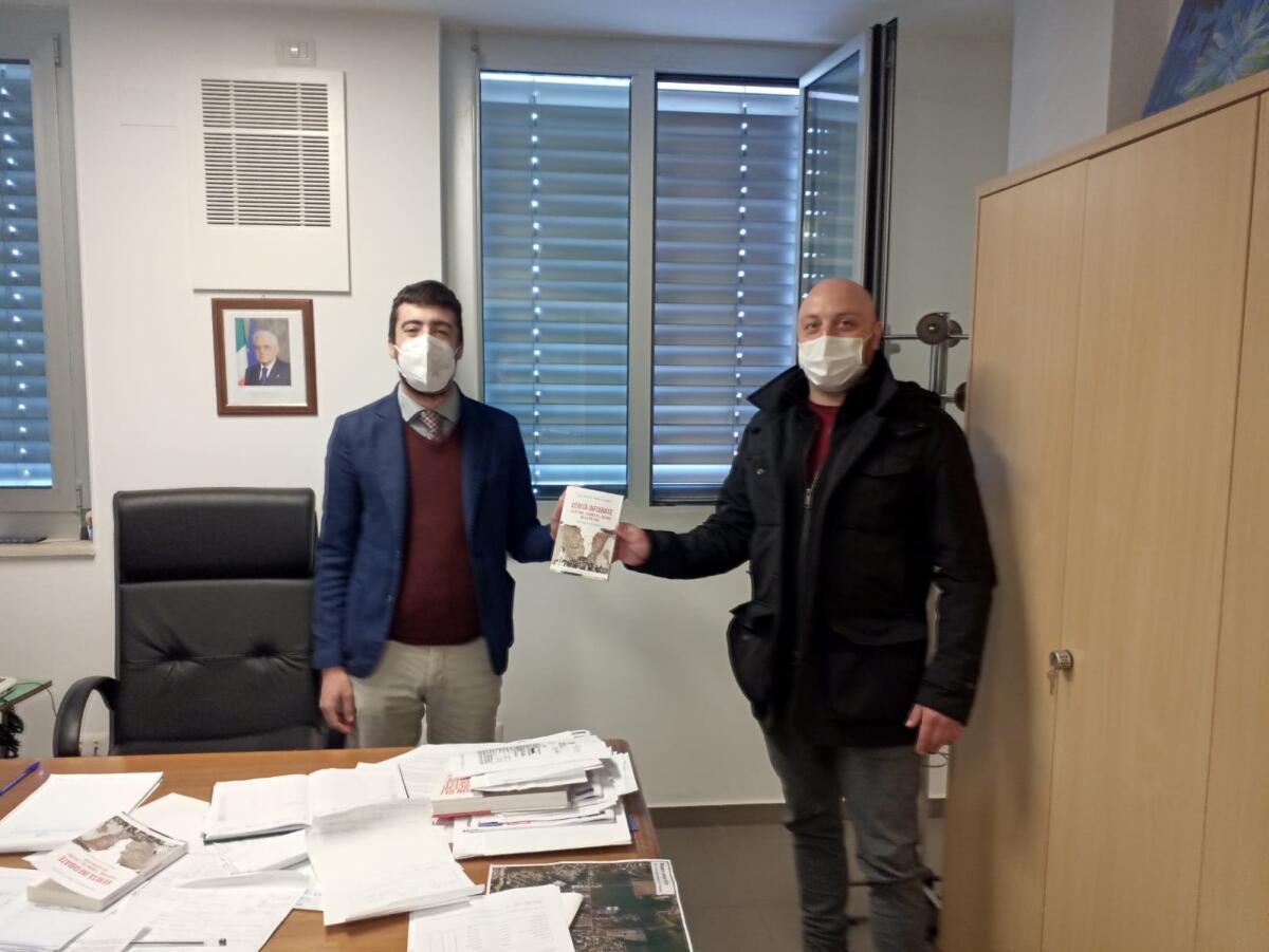 Foibe, un dono per l'assessore Martino e la biblioteca di Aprilia - 