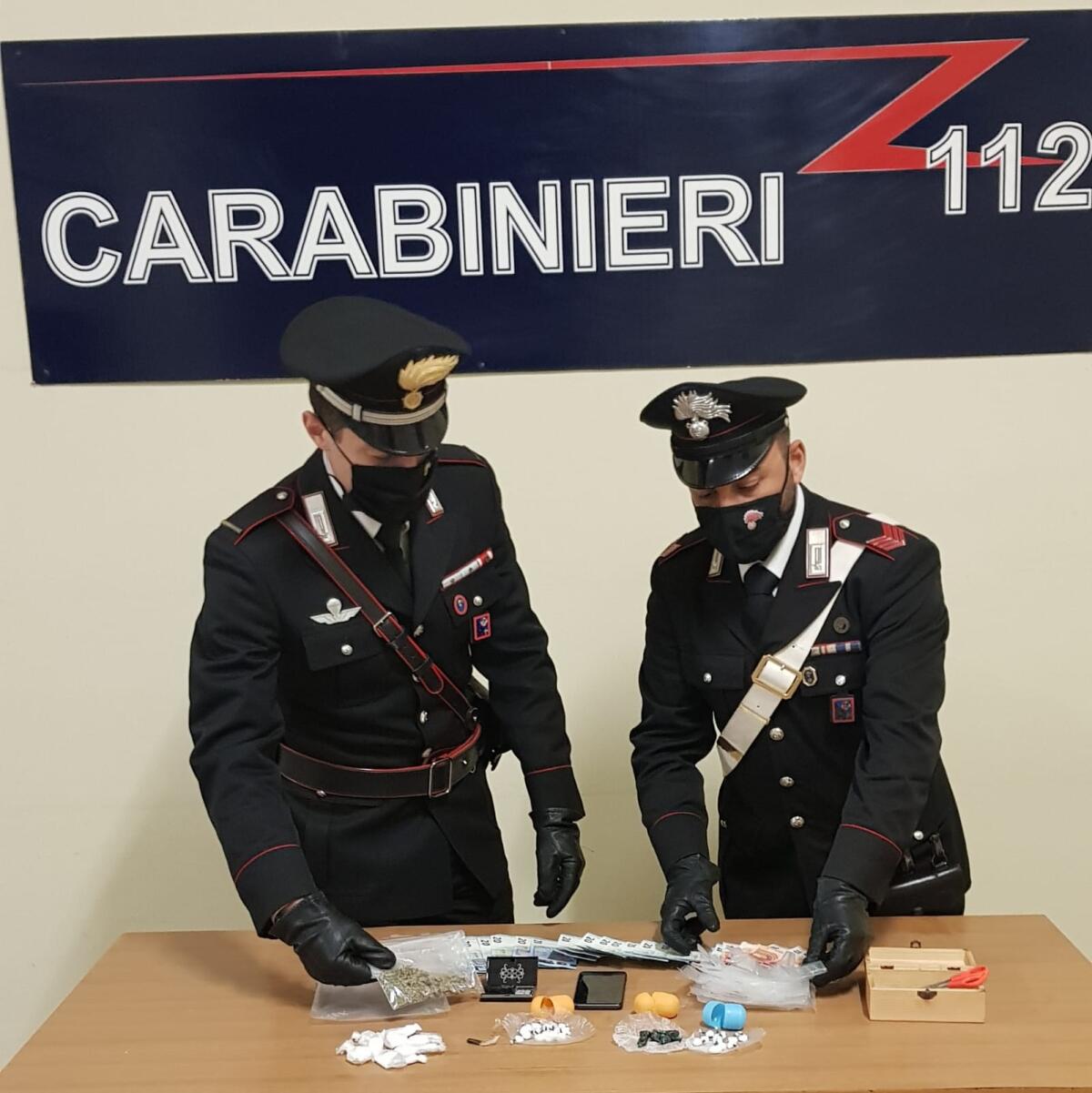 Passeggiava per le strade di Torvaianica con le tasche piene di cocaina. 32enne arrestato dai Carabinieri. - 