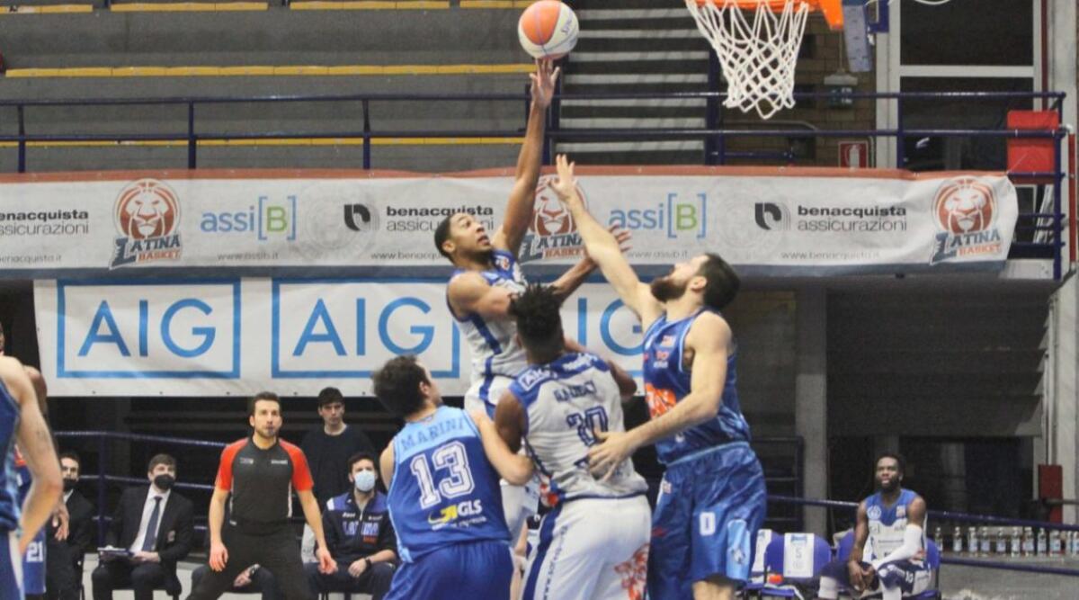BASKET - Latina affronta a testa alta Napoli, ma perde - 