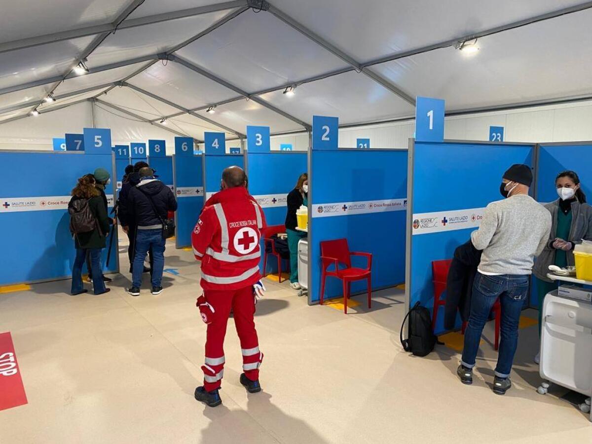 Partite questa mattina la somministrazione del vaccino AstraZeneca al centro vaccinale di Fiumicino lunga sosta. - 