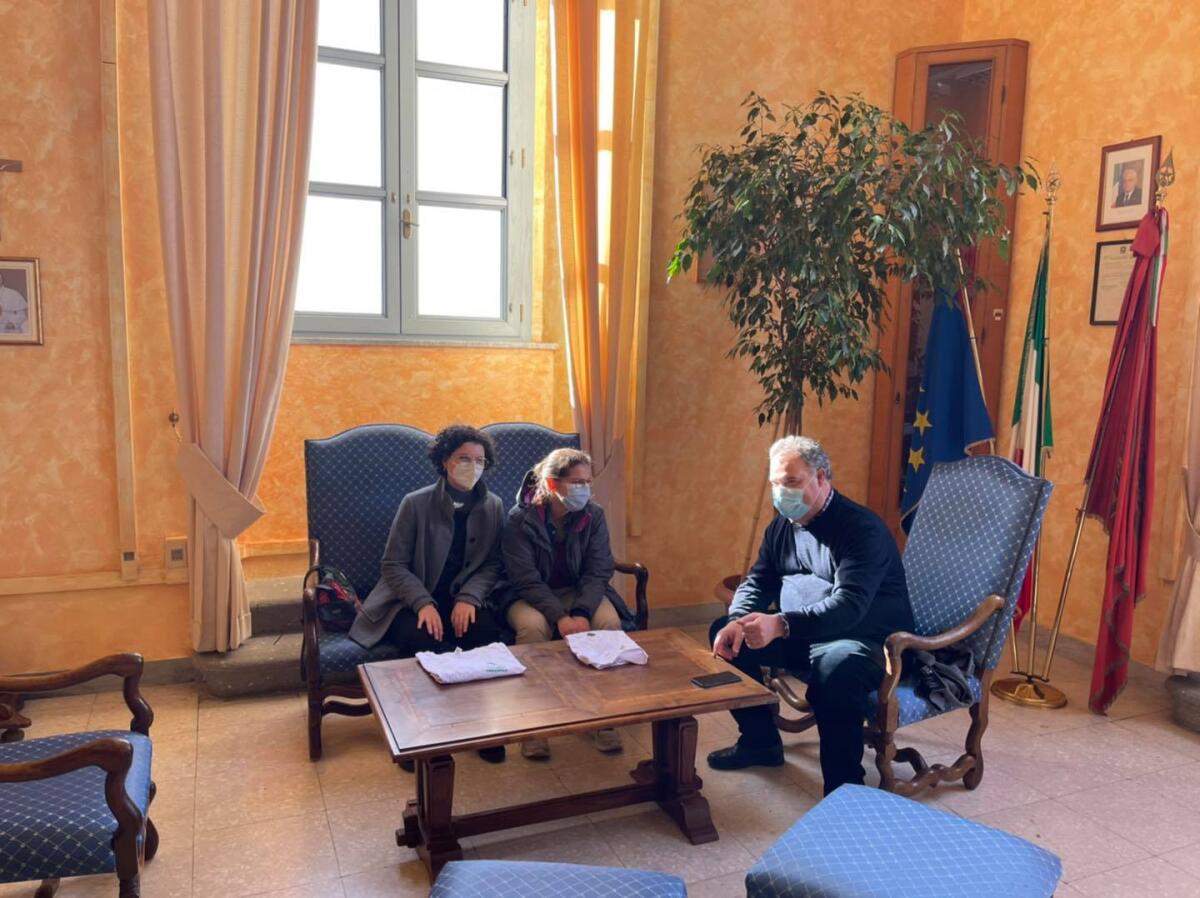 Sofia e Camilla, due studentesse di Velletri, al lavoro per ripulire dai rifiuti la Villa Comunale. Ricevute dal Sindaco. - 