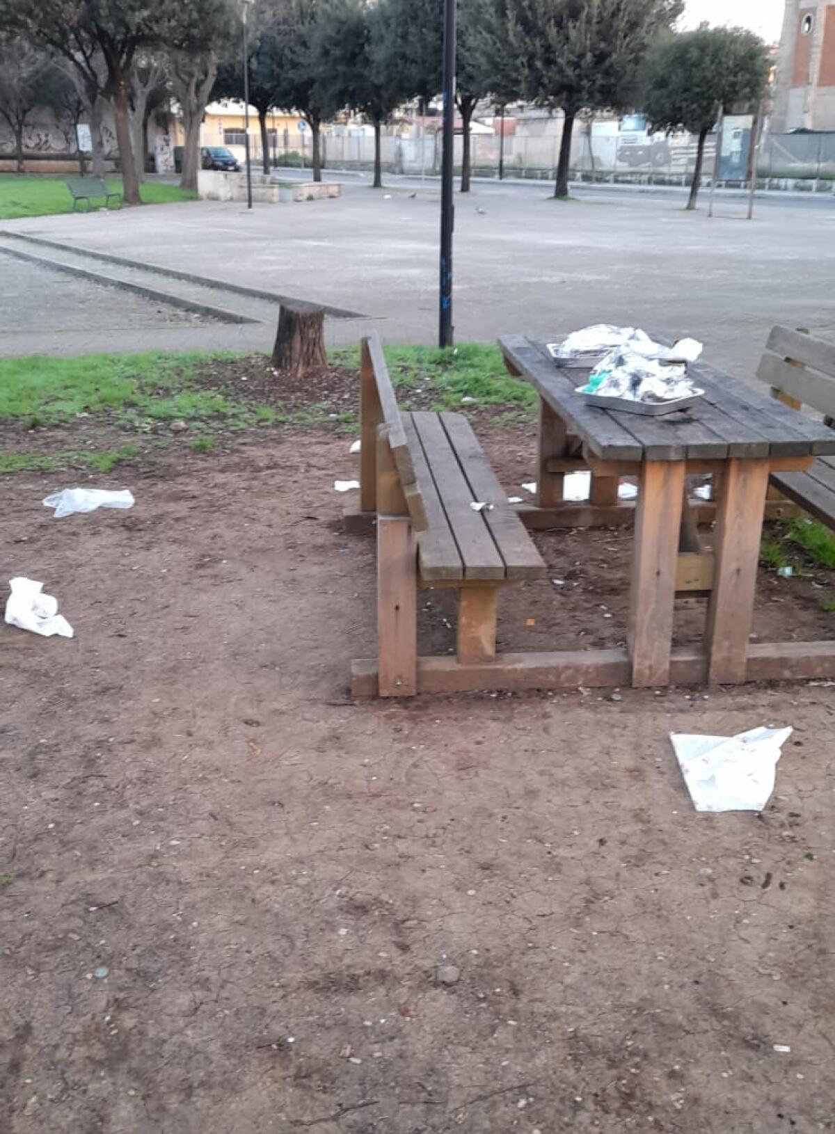 Aprilia - Incivili di nuovo al parco, rifiuti e danni al Manaresi FOTO - 