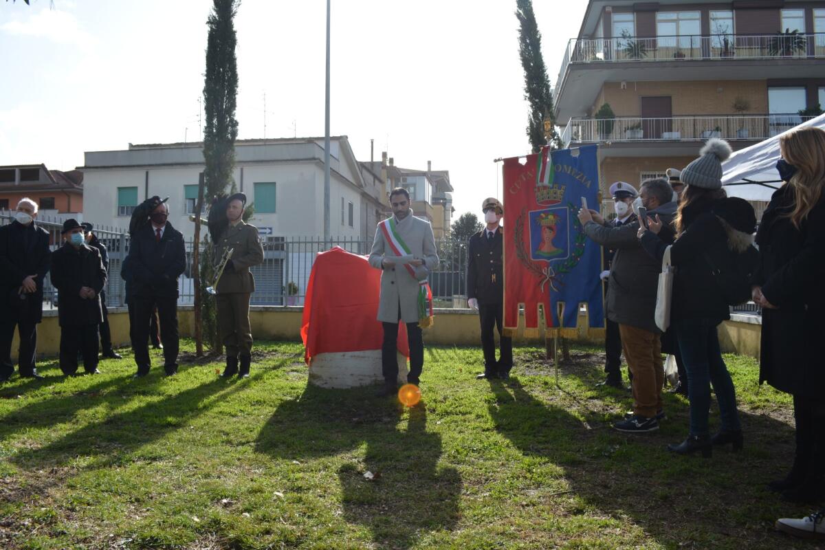 Il Comune di Pomezia ricorda le vittime del covid19, piantati 2 cipressi - 