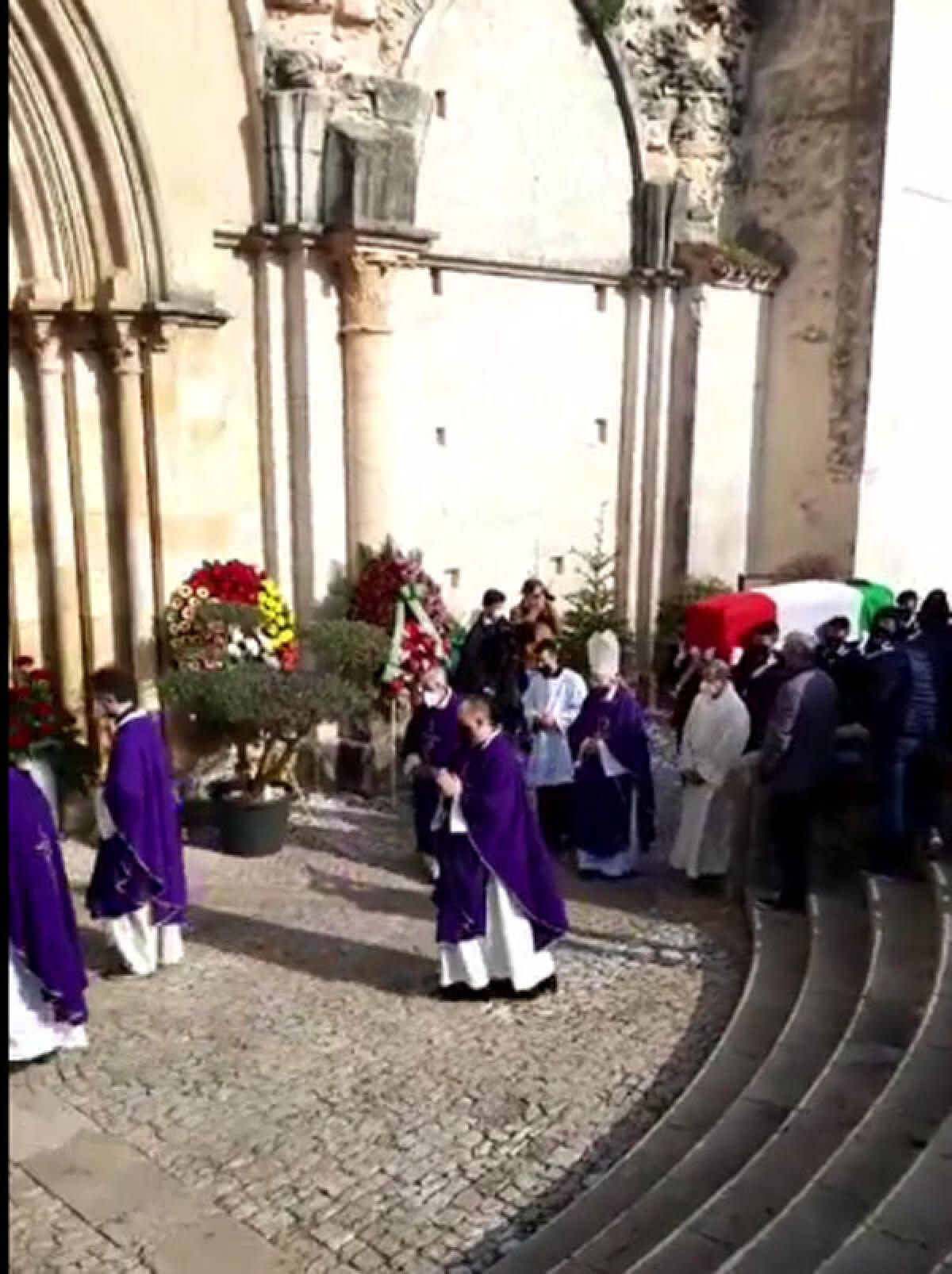 All'Abbazia di Fossanova la comunità pontina rende l'ultimo saluto al carabiniere Vittorio Iacovacci - 