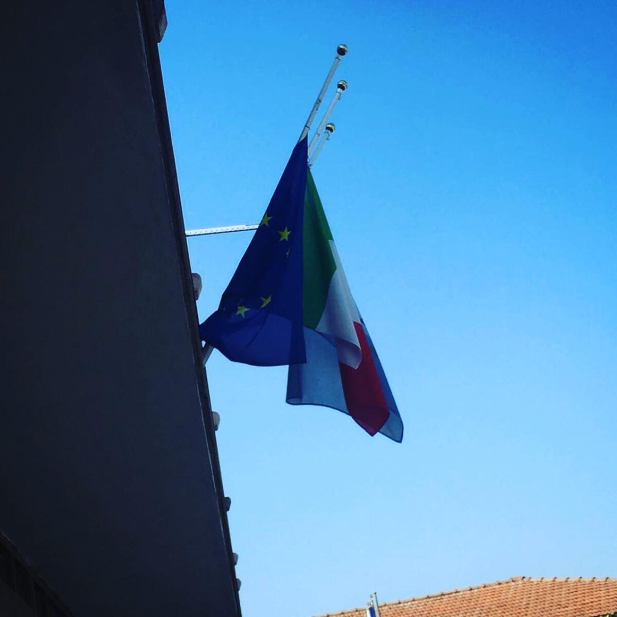 Attentato in Congo: bandiere a mezz’asta anche in Comune ad Aprilia in segno di lutto. - 