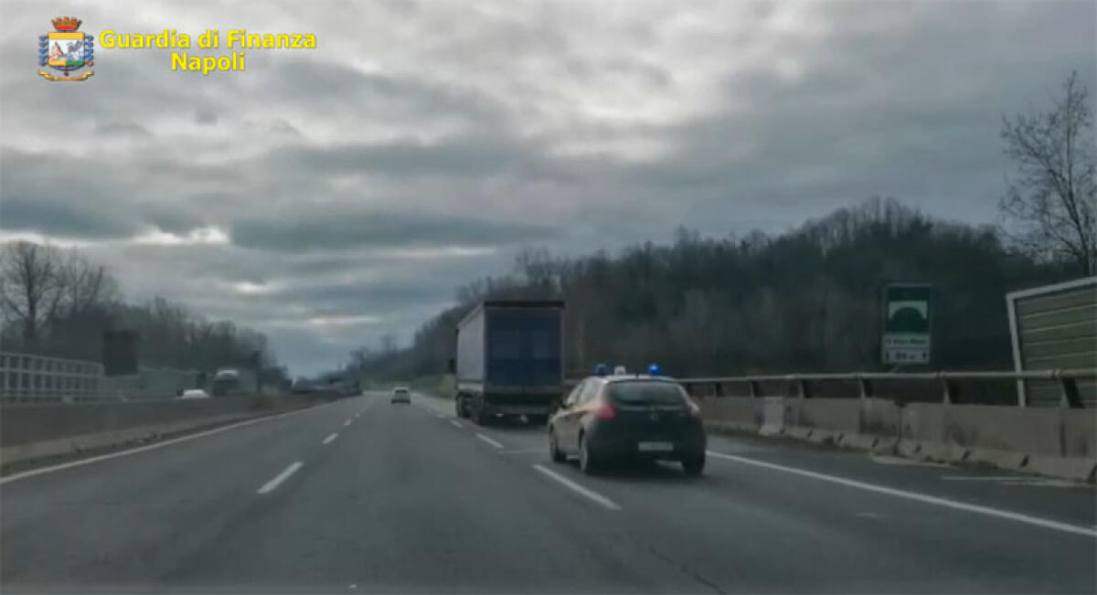 La Finanza di Napoli arresta 7 contrabbandieri e sequestra in un capannone a Sabaudia 4 tonnellate e mezzo di sigarette. - 