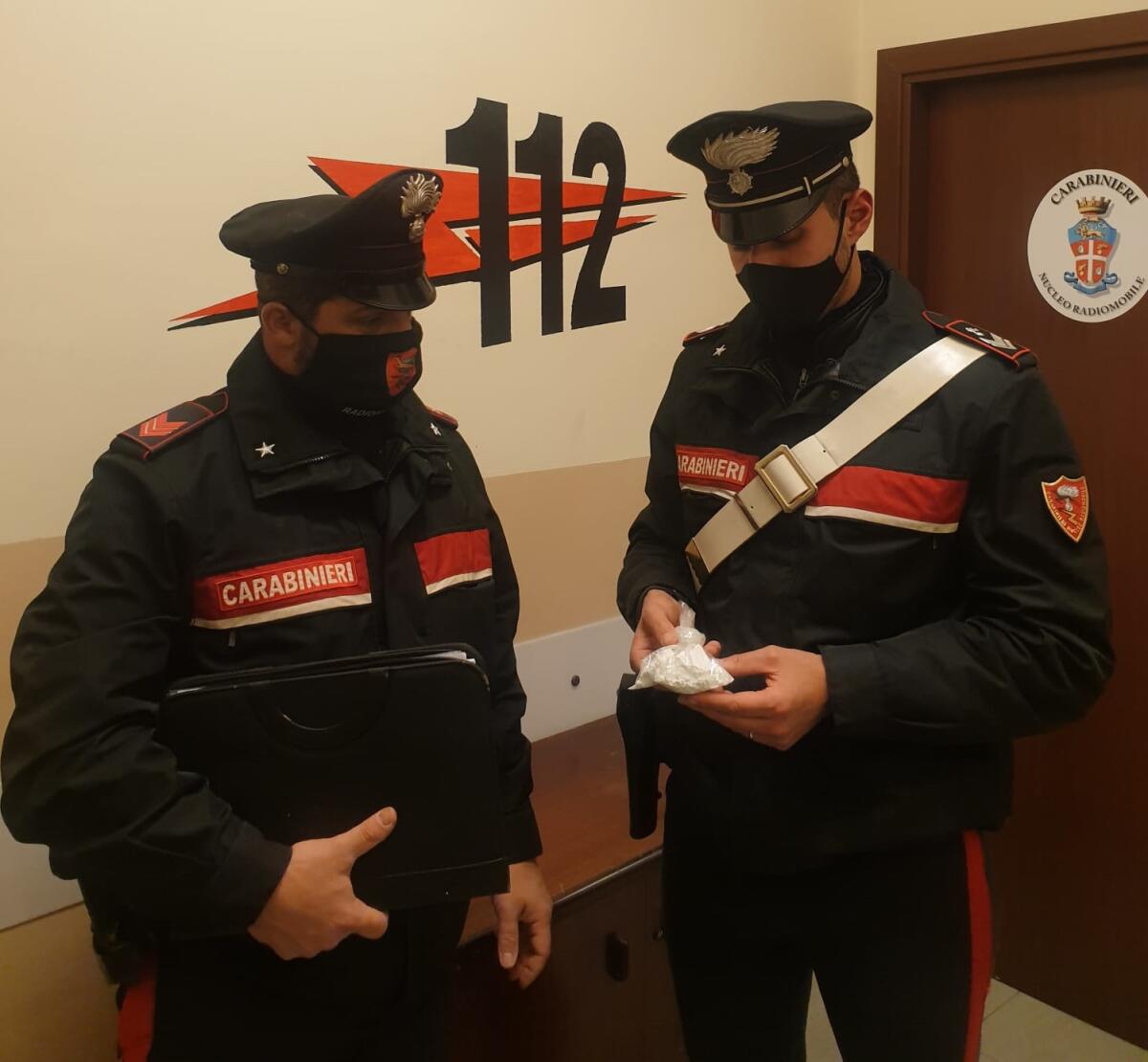 42enne sorpreso con mezzo etto di cocaina ed uno sfollagente: arrestato dai Carabinieri di Pomezia. - 
