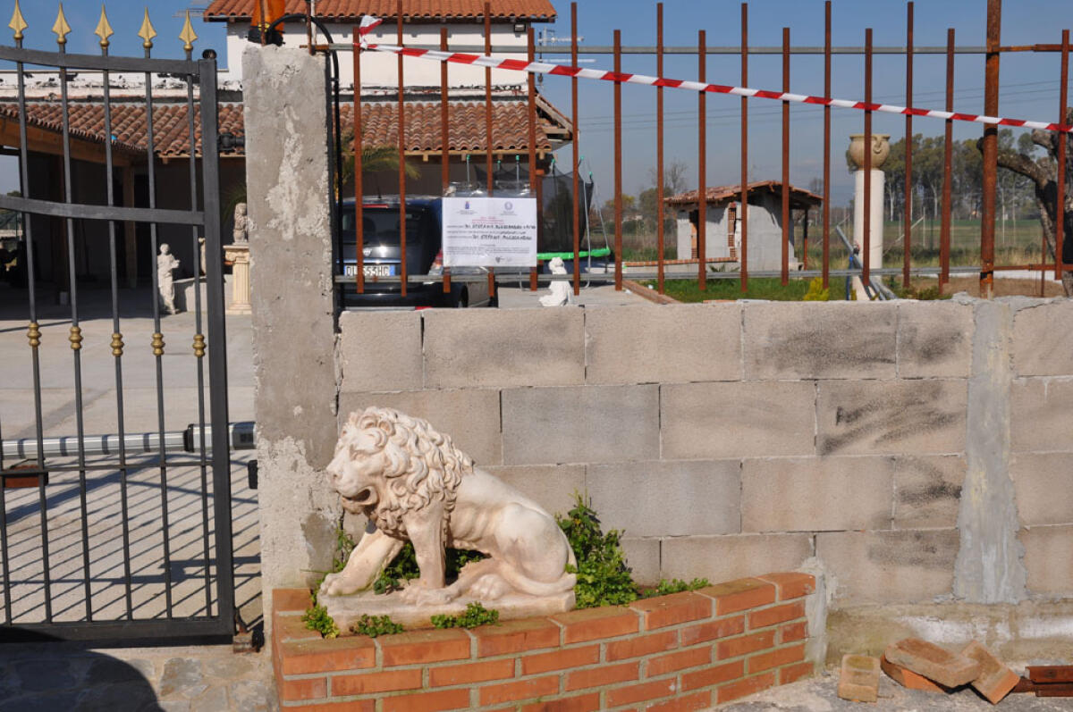 Villette abusive sul terreno agricolo, scatta il sequestro. Coinvolto di nuovo il clan Di Silvio - 