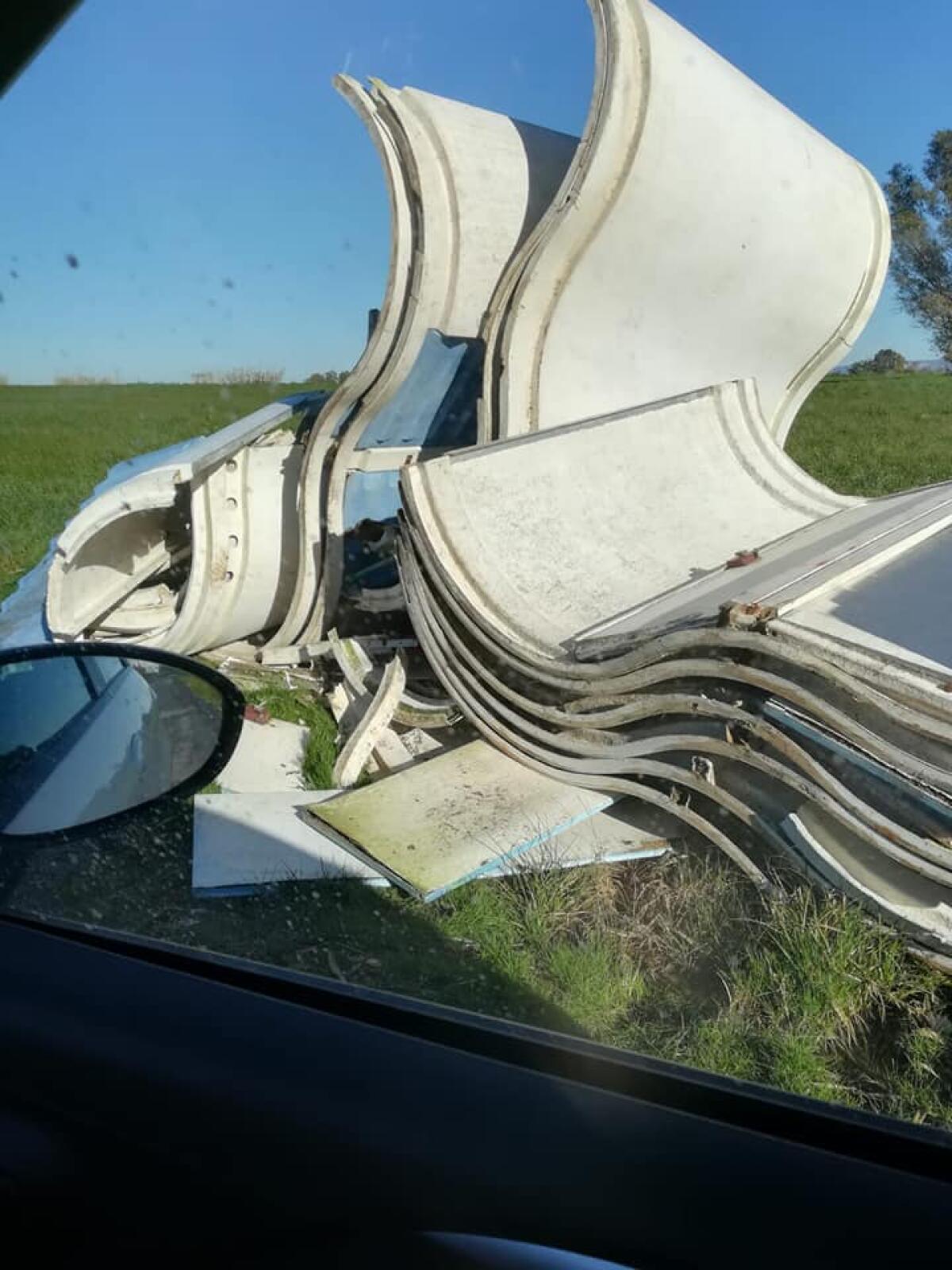 Rifiuti abbandonati in via del Querceto, in zona Selciatella, ad Aprilia. La denuncia di un cittadino. - 