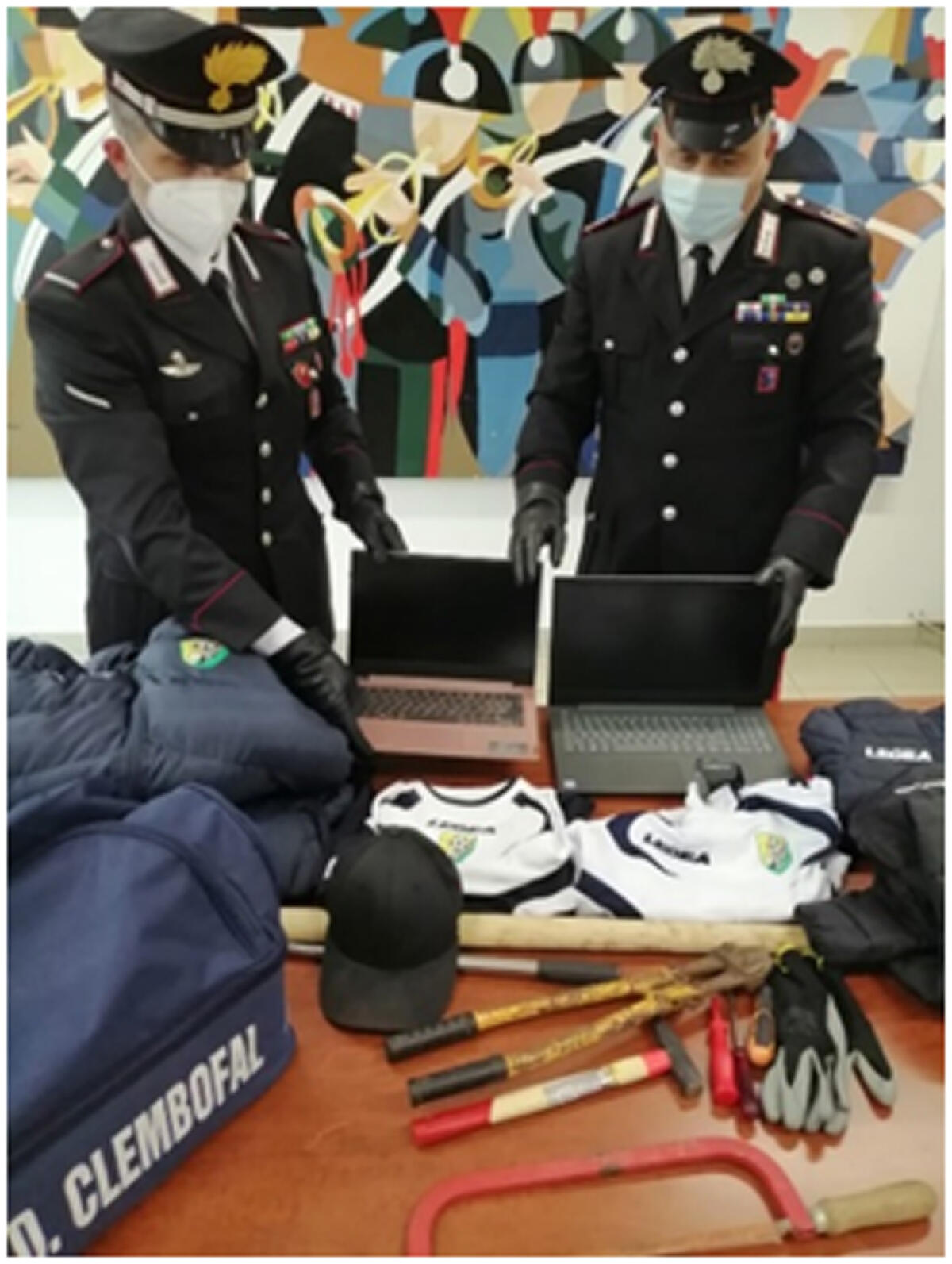 Stavano tentando di introdursi all’interno nella scuola di Vallelata, ad Aprilia: catturati dai Carabinieri. Plauso del Sindaco. VIDEO - 