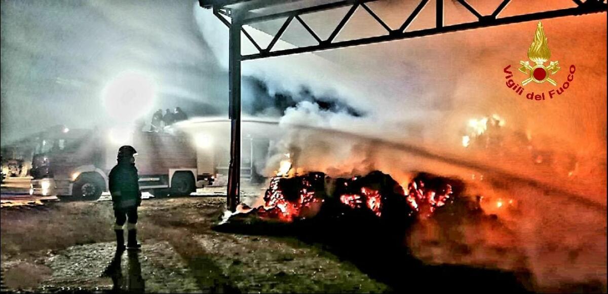 Incendio la notte scorsa in un’azienda agricola di via Formicosa, a Sabaudia. Distrutti 4 mezzi agricoli ed un fienile. - 
