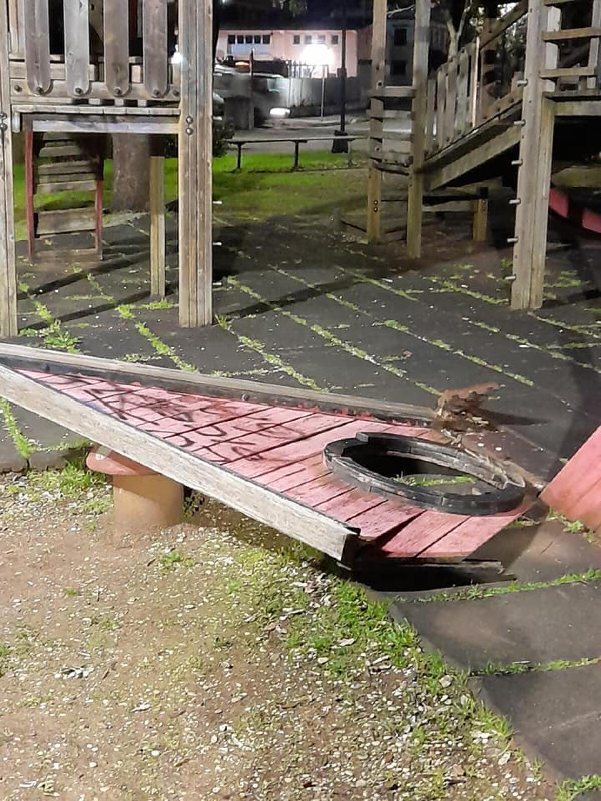 Aprilia - Danni e rifiuti al parco Manaresi, l'inciviltà non ha più fine FOTO - 