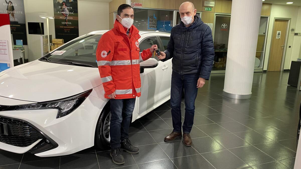 Una nuova auto per il Comitato di Latina della Croce Rossa grazia a un accordo con Toyota. - 