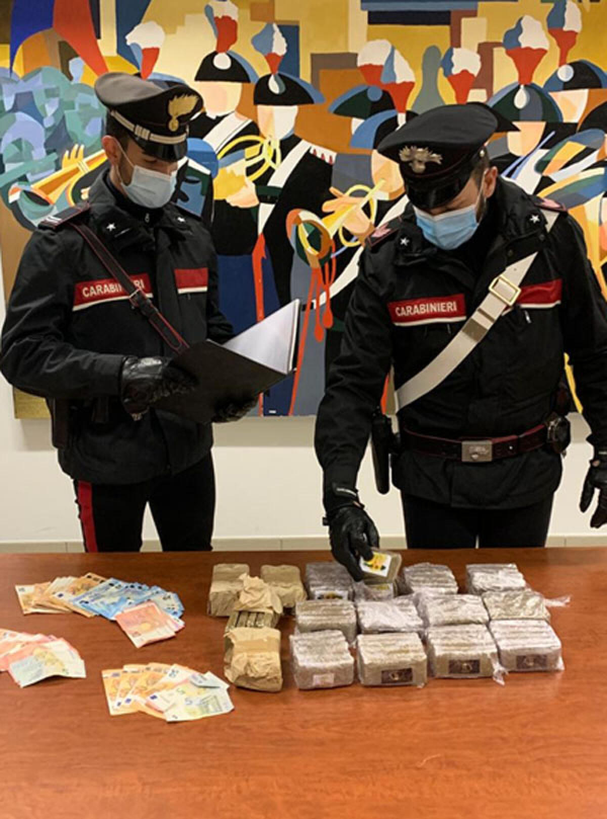 APRILIA - Avevano allestito una centrale di spaccio in una villetta di via Apriliana: 3 stranieri in manette e 8 chili di hashish sotto sequestro. - 