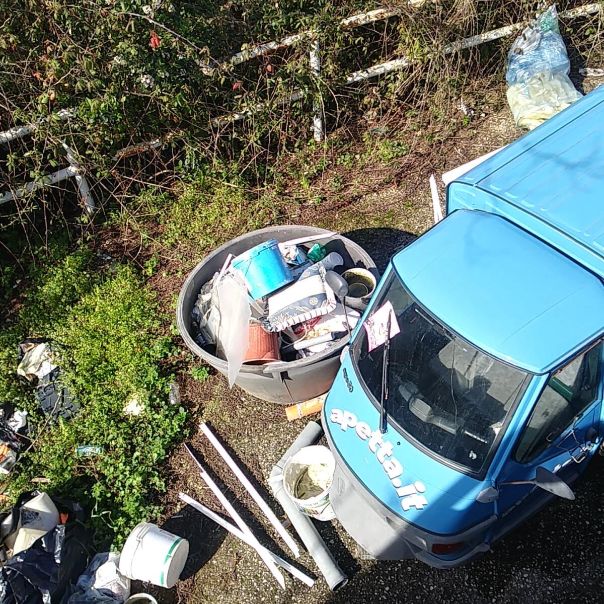 Aprilia, ignoti rubano l'apetta per le consegne a domicilio e l'abbandonano tra i rifiuti, intervengono i carabinieri - 