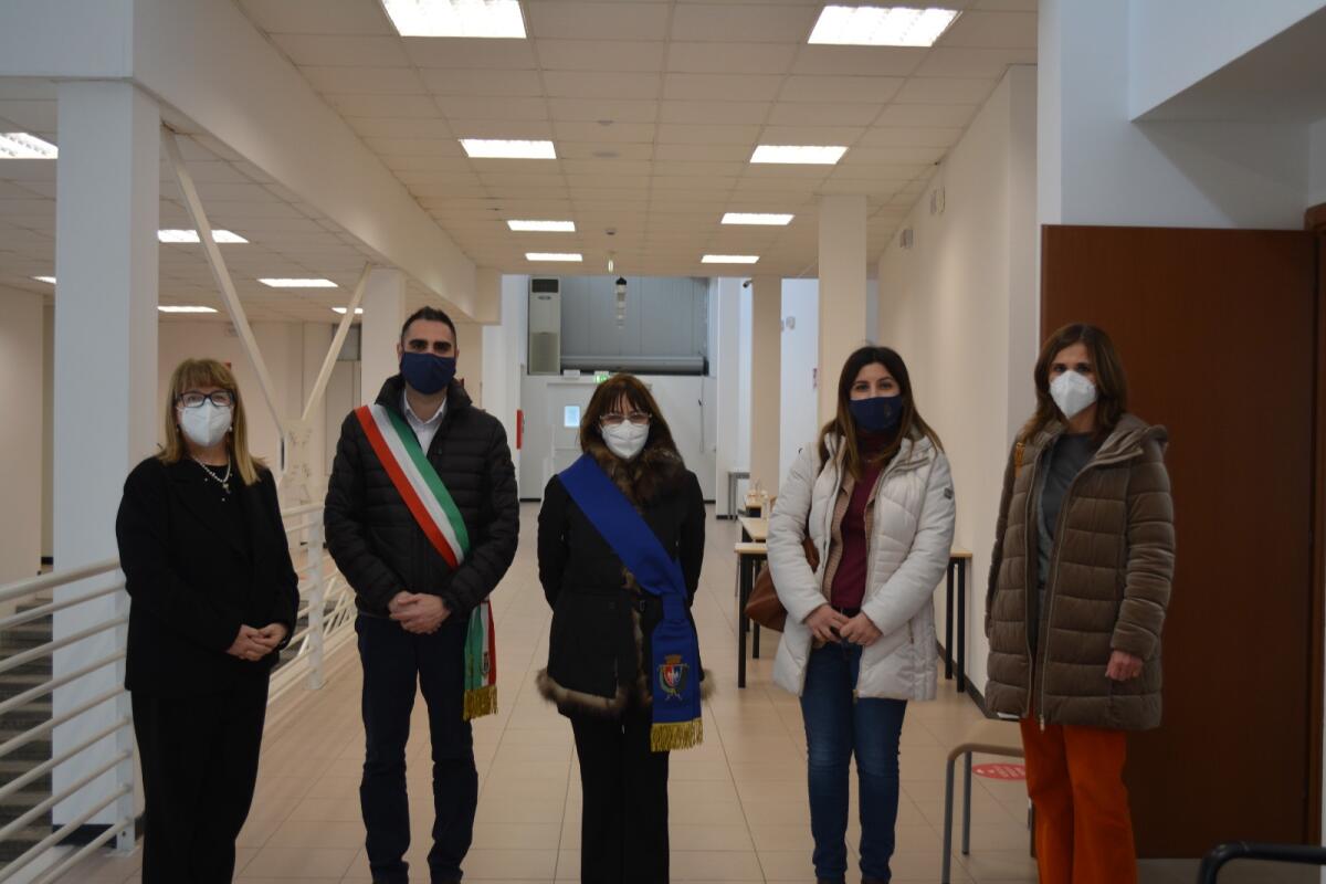 Scuole a Pomezia, il Sindaco Zuccalà visita alle classi dei Licei Picasso e Pascal che svolgono la didattica presso il Complesso Selva dei Pini - 