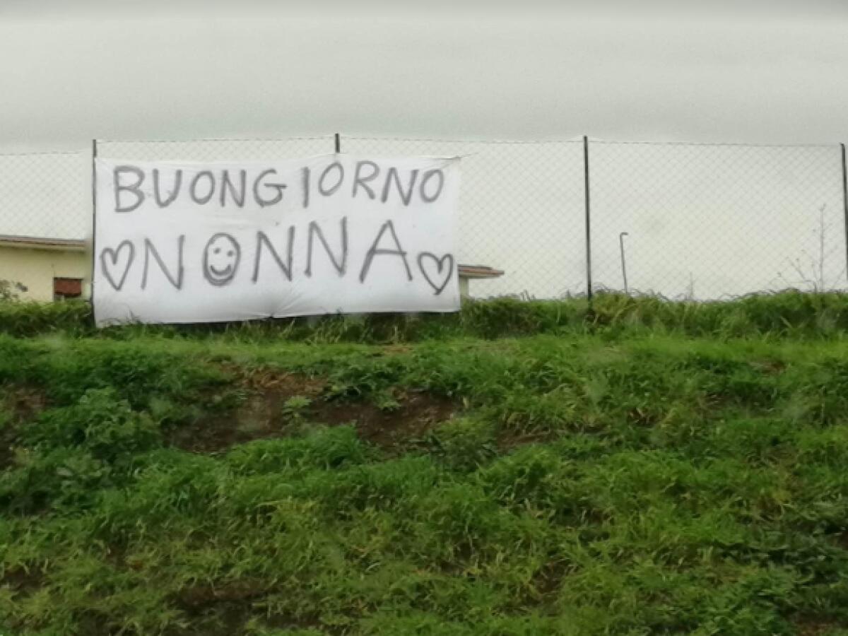 "Buongiorno nonna", lo striscione che ha commosso tutti presso l'Ospedale dei Castelli - 